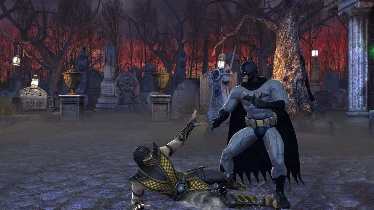 Mortal Kombat Vs Dc Universe 桌布 壁紙 — 蝙蝠俠站在黃昏時分霧氣瀰漫的墓園中，打敗了蠍子，天空火紅，樹木光禿。