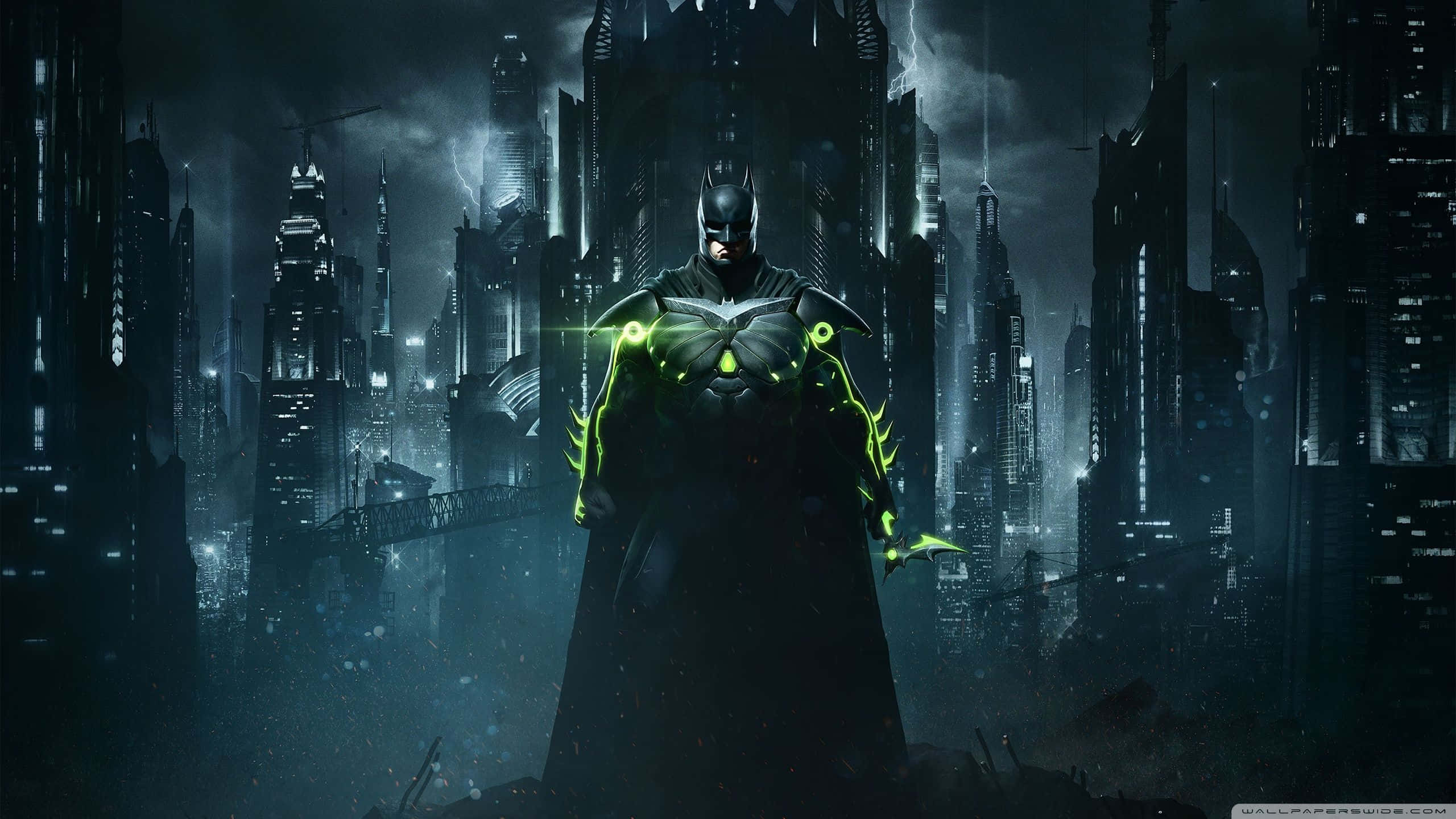 Batmobile Desktop 桌布 壁紙 — 蝙蝠俠站在黑暗、被雨水浸透的高譚市景中，他的戰衣在暴風雨的天空下帶有發光的綠色點綴。