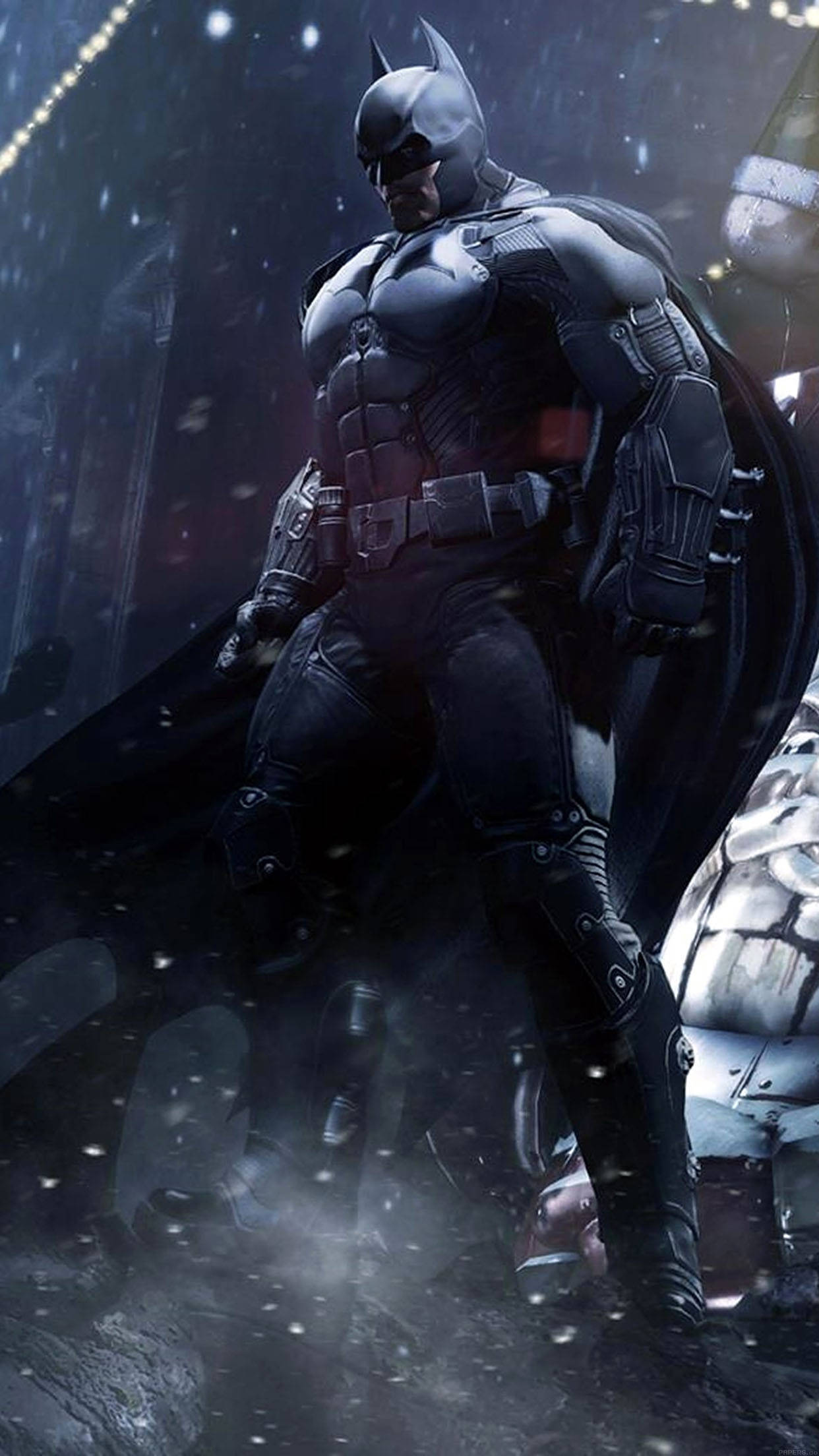 batman arkham city iPhone 桌布 壁紙 — 蝙蝠俠站在黑暗多雨的都市小巷中，雪花飄落在他周圍，他的斗篷隨風飄揚，他低頭帶著堅定的表情。