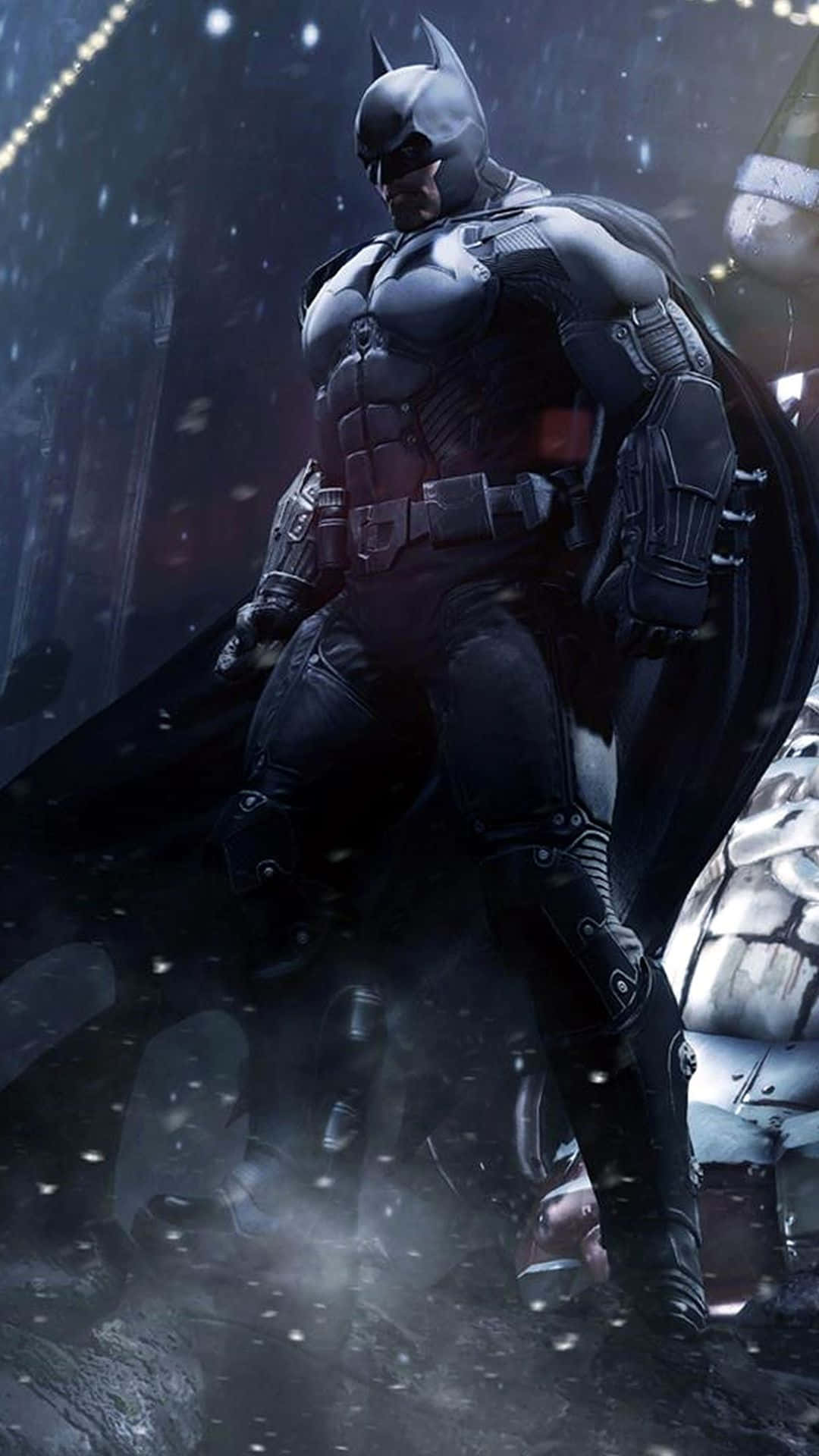 Batman Arkham Origins 桌布 壁紙 — 蝙蝠俠站在黑暗多雨的都市小巷中，雪花飄落，他的斗篷隨風飄揚，他正審視著四周。