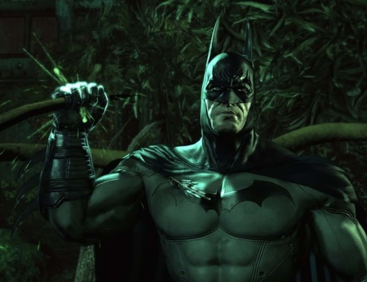 Arkham Asylum 桌布 壁紙 — 蝙蝠俠站在黑暗的叢林中，在綠光下專注地握著發光的蝙蝠鏢。