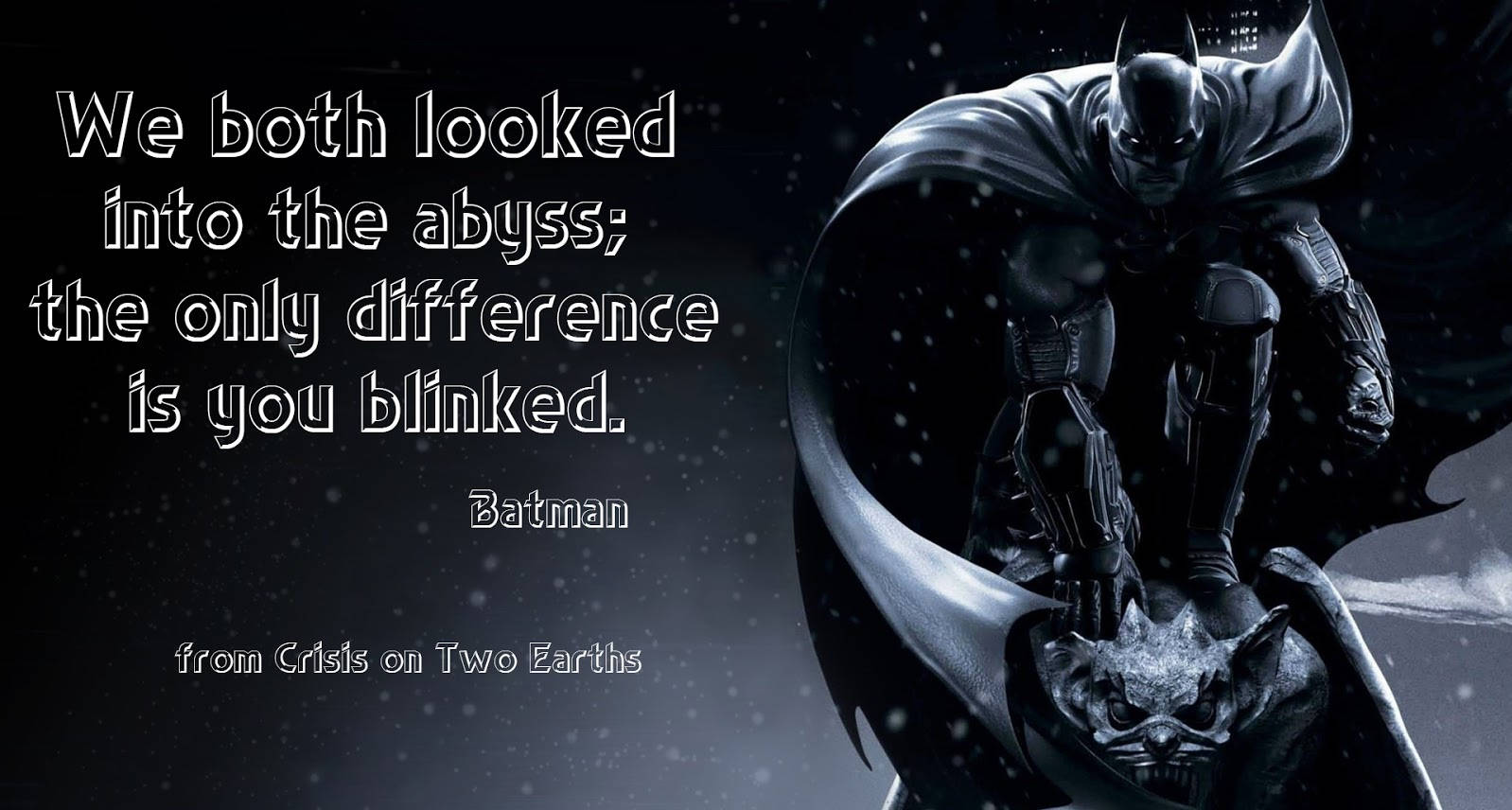 batman quotes 桌布 壁紙 — 蝙蝠俠站在黑暗的雪景中，披風飄揚，雪花在他周圍飄落。