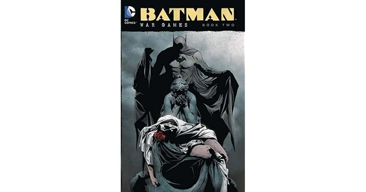 Batman War Games 桌布 壁紙 — 蝙蝠俠聳立在一個跪著、披著布、戴手套的手拿著紅玫瑰的人物之上，背景是暴風雨的灰色雲層。