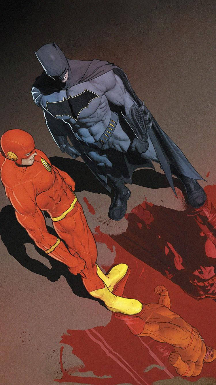 the flash iPhone 桌布 壁紙 — 蝙蝠俠聳立在倒下的閃電俠之上，一個血淋淋的身影躺在他們下方，構成一個粗獷的漫畫場景。