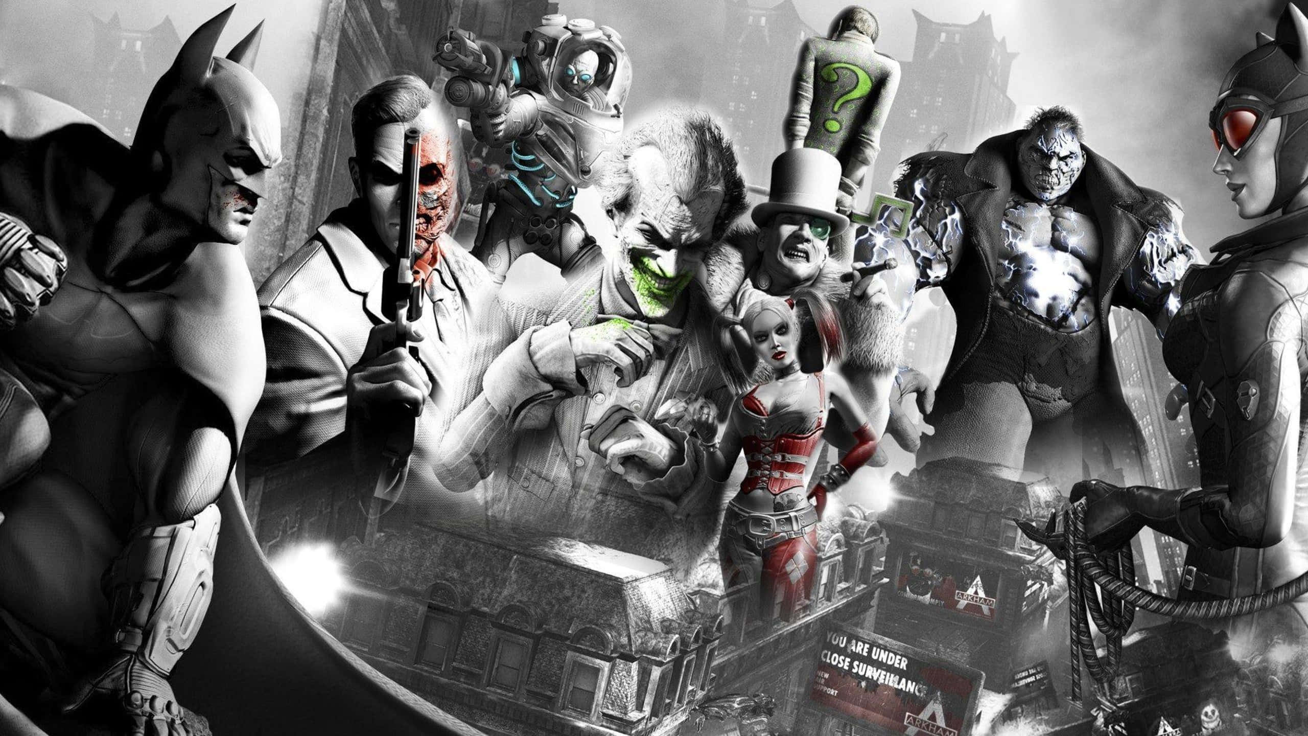 Arkham City 桌布 壁紙 — 蝙蝠俠與他的反派畫廊，包括小丑、哈莉·奎茵和貓女，以粗獷的漫畫風格威脅性地站在高譚市的天際線上。