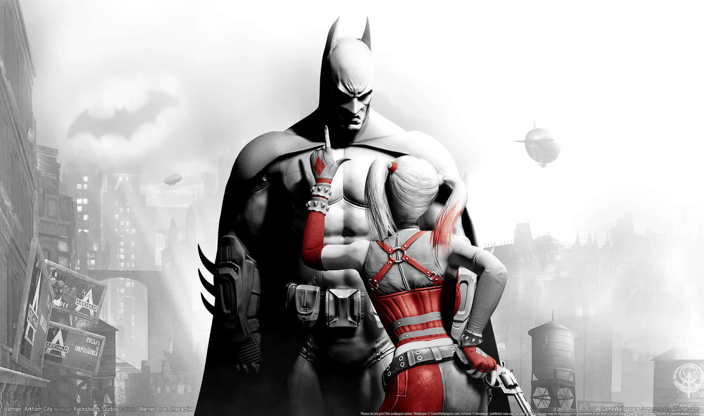 2440x1440 Batman Arkham City 桌布 壁紙 — 蝙蝠俠與哈莉·奎茵在 gritty 的高譚市景觀中擁抱，雲中有一個蝙蝠標誌。