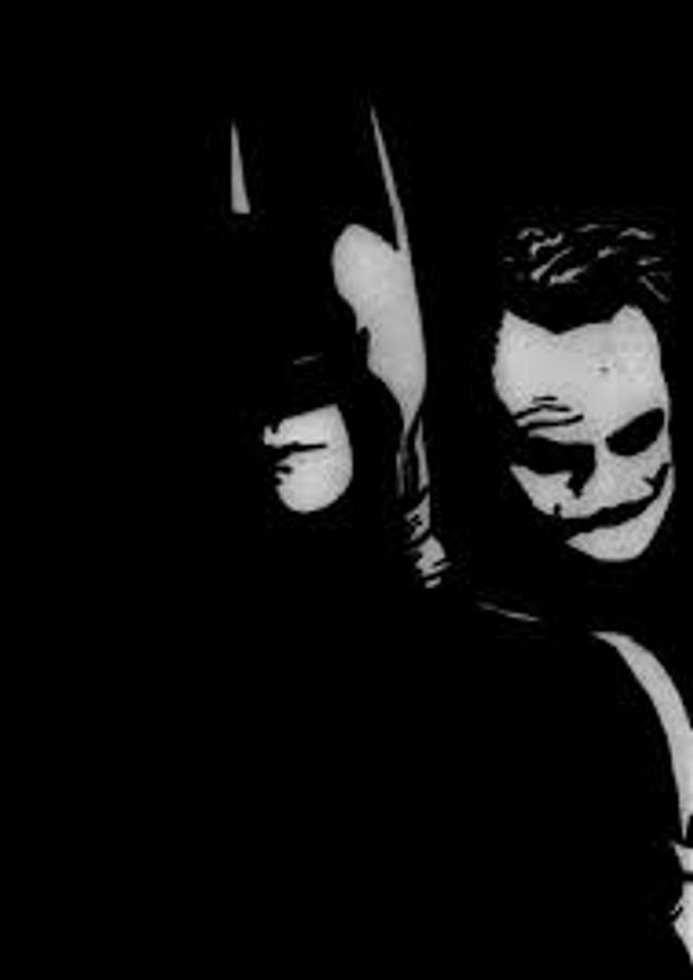 Black And White Joker 桌布 壁紙 — 蝙蝠俠與小丑以鮮明的黑白漫畫風格對峙，帶有戲劇性的陰影。