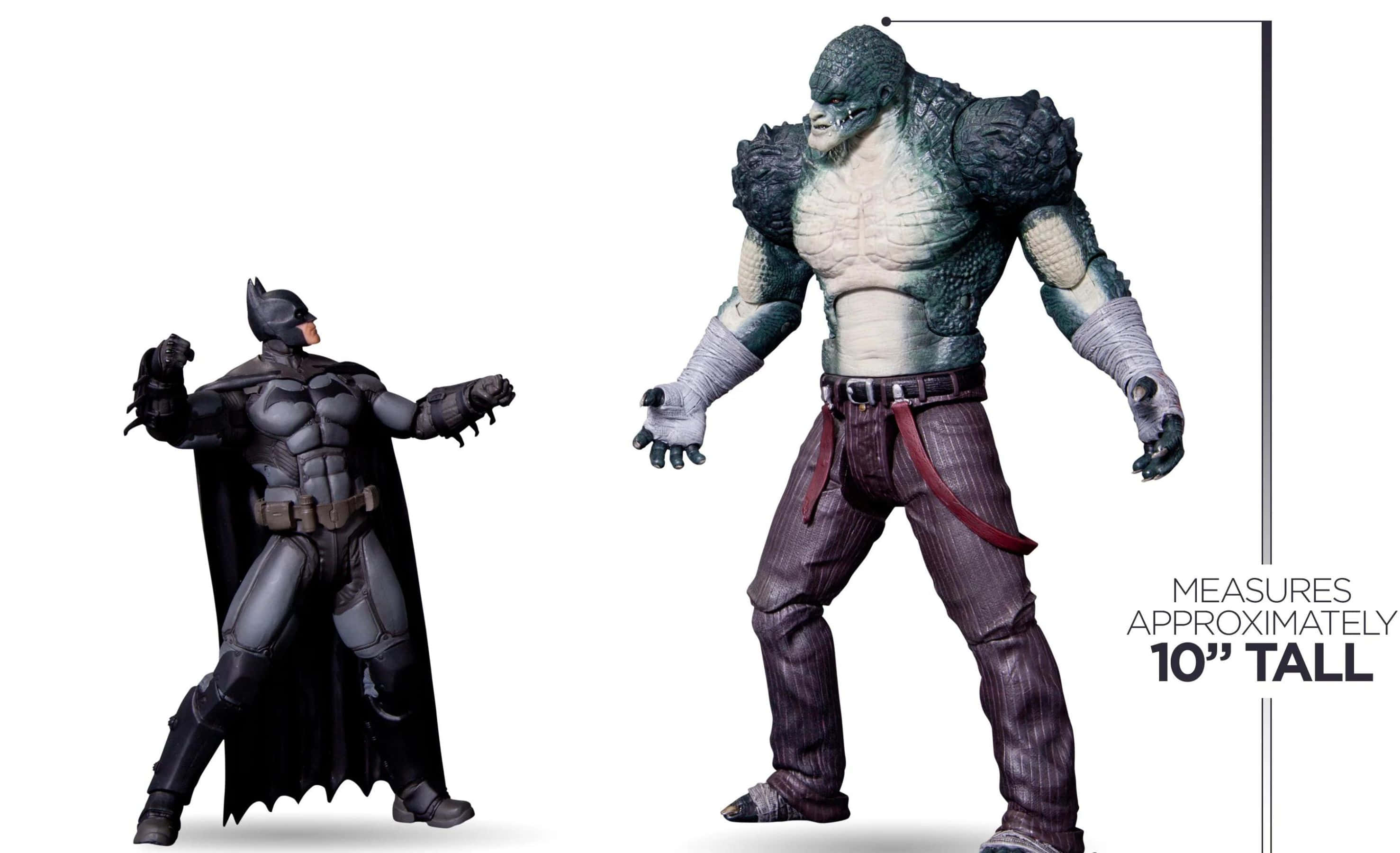 Killer Croc 桌布 壁紙 — 蝙蝠俠與殺手鱷魚人偶並排站在純白背景前，附有尺寸文字疊加。