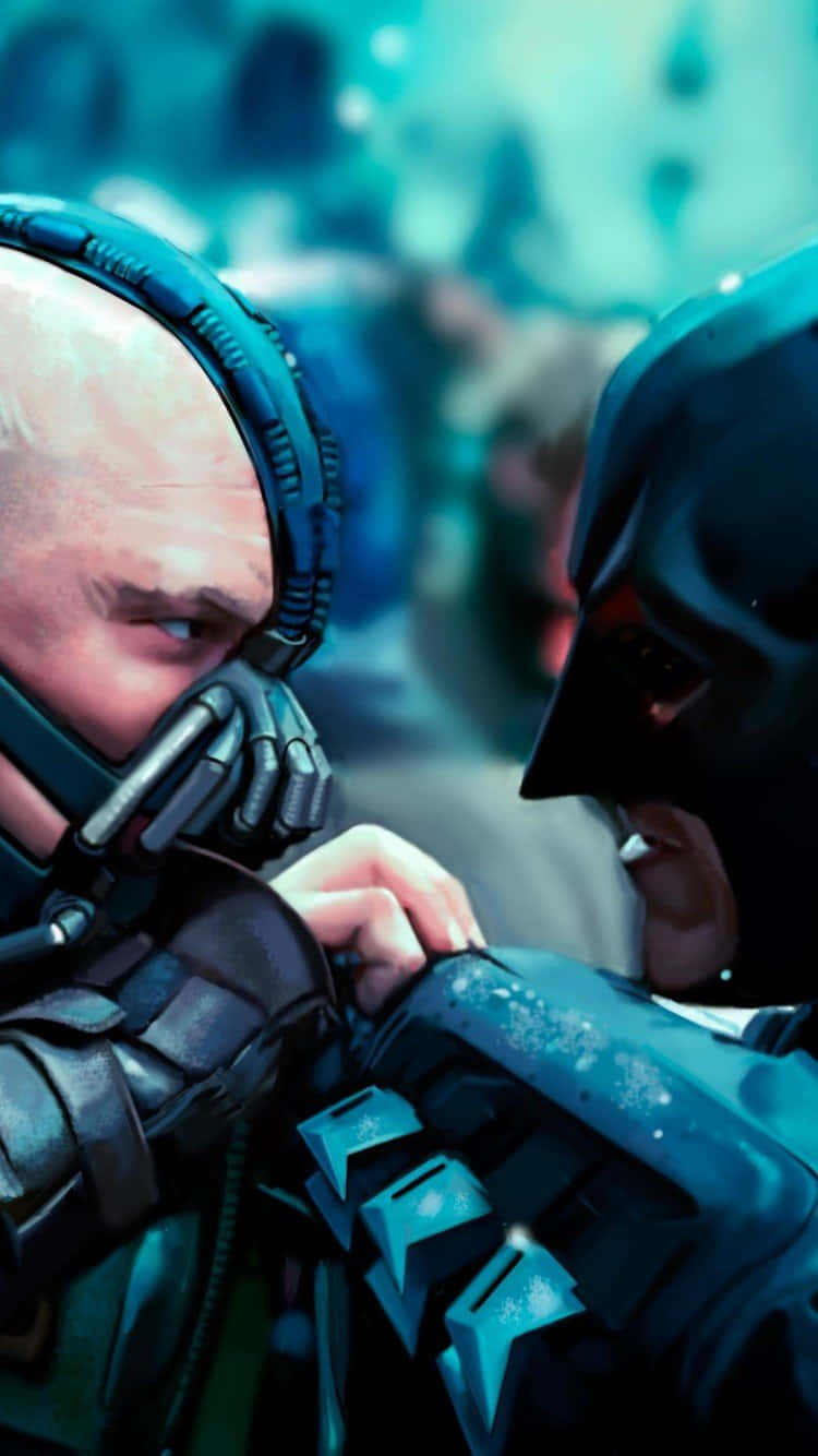 Batman Arkham Knight 桌布 壁紙 — 蝙蝠俠與班恩在冰冷的藍色燈光和粗糙質感中緊張對峙的近距離特寫。