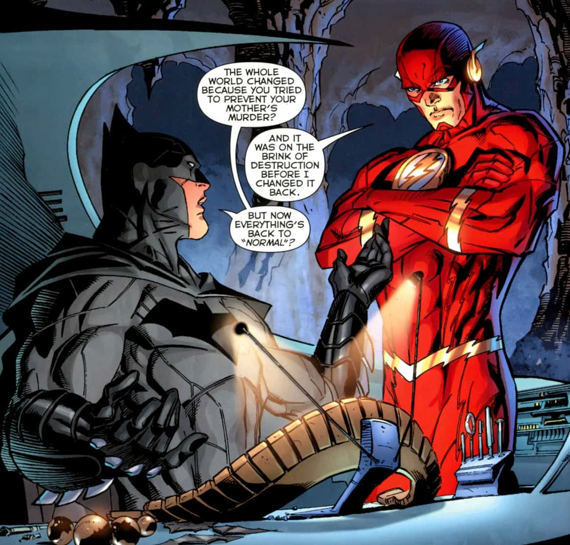 Justice League The Flashpoint Paradox 桌布 壁紙 — 蝙蝠俠與閃電俠在一個黑暗的洞穴中對峙，洞穴內有發光的藍色光芒和漫畫對話氣泡。