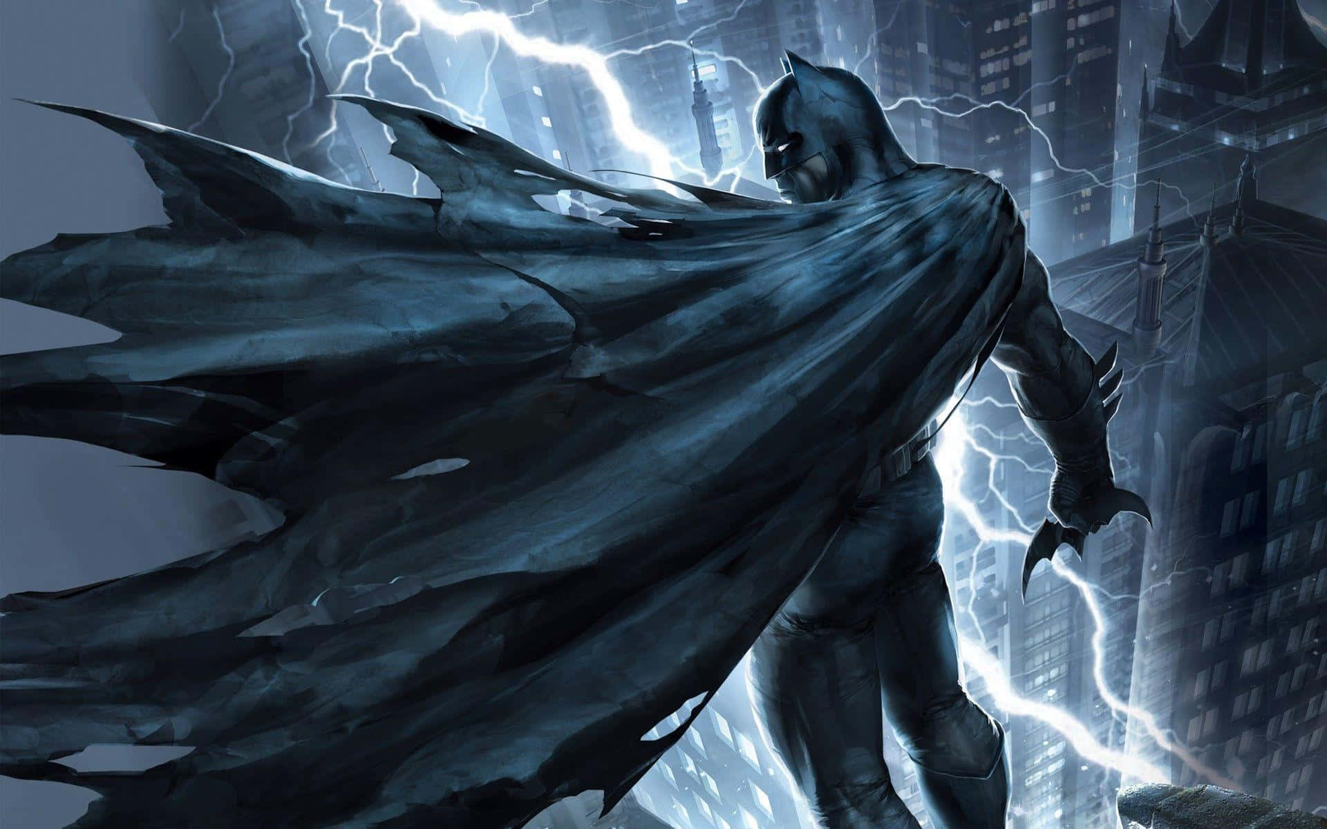 Batman The Dark Knight Returns 桌布 壁紙 — 蝙蝠俠英勇地站在暴風雨的城市景觀中，閃電在他周圍劈啪作響，他的斗篷戲劇性地飄揚。