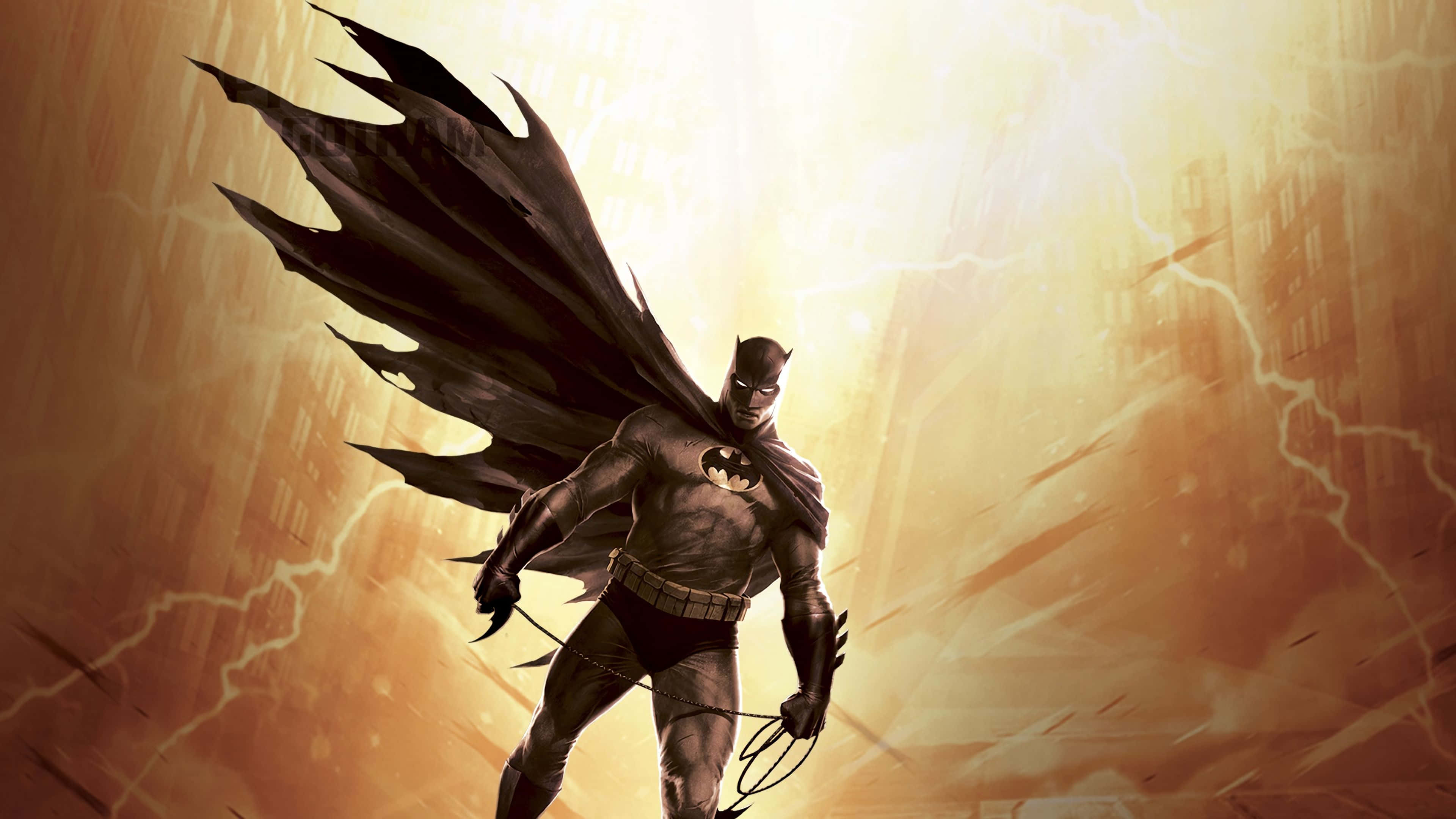Batman The Dark Knight Returns 桌布 壁紙 — 蝙蝠俠英雄般地站立，斗篷在暴風雨的金色天空下飄揚，背景是城市天際線。