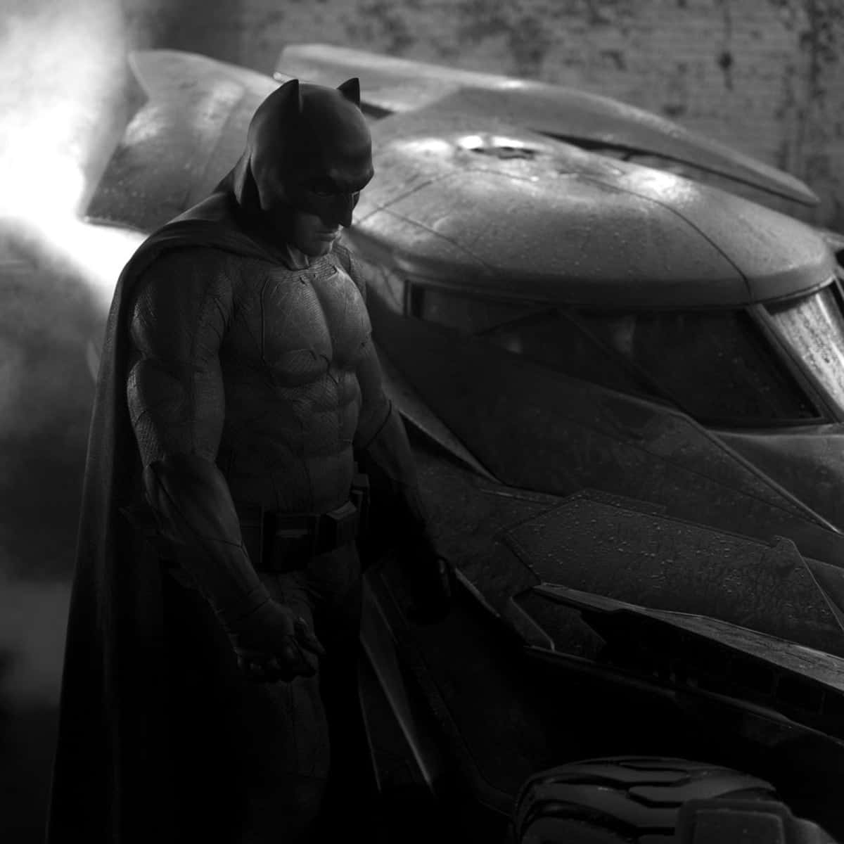 Bat-suit 桌布 壁紙 — 蝙蝠俠莊嚴地站在他的裝甲蝙蝠車旁，身處一個煙霧瀰漫的 gritty 單色城市環境中。