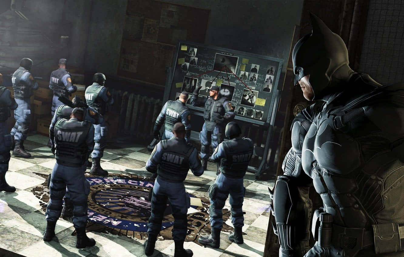 Batman Arkham Origins 桌布 壁紙 — 蝙蝠俠觀察一支特警隊在燈光昏暗的戰術室裡分析證據板。