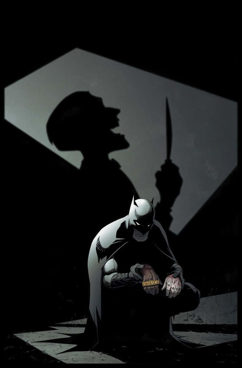 Batman The New 52 桌布 壁紙 — 蝙蝠俠跪在陰影中，手持血淋淋的刀，身後一個威脅性的剪影在單色場景中若隱若現。