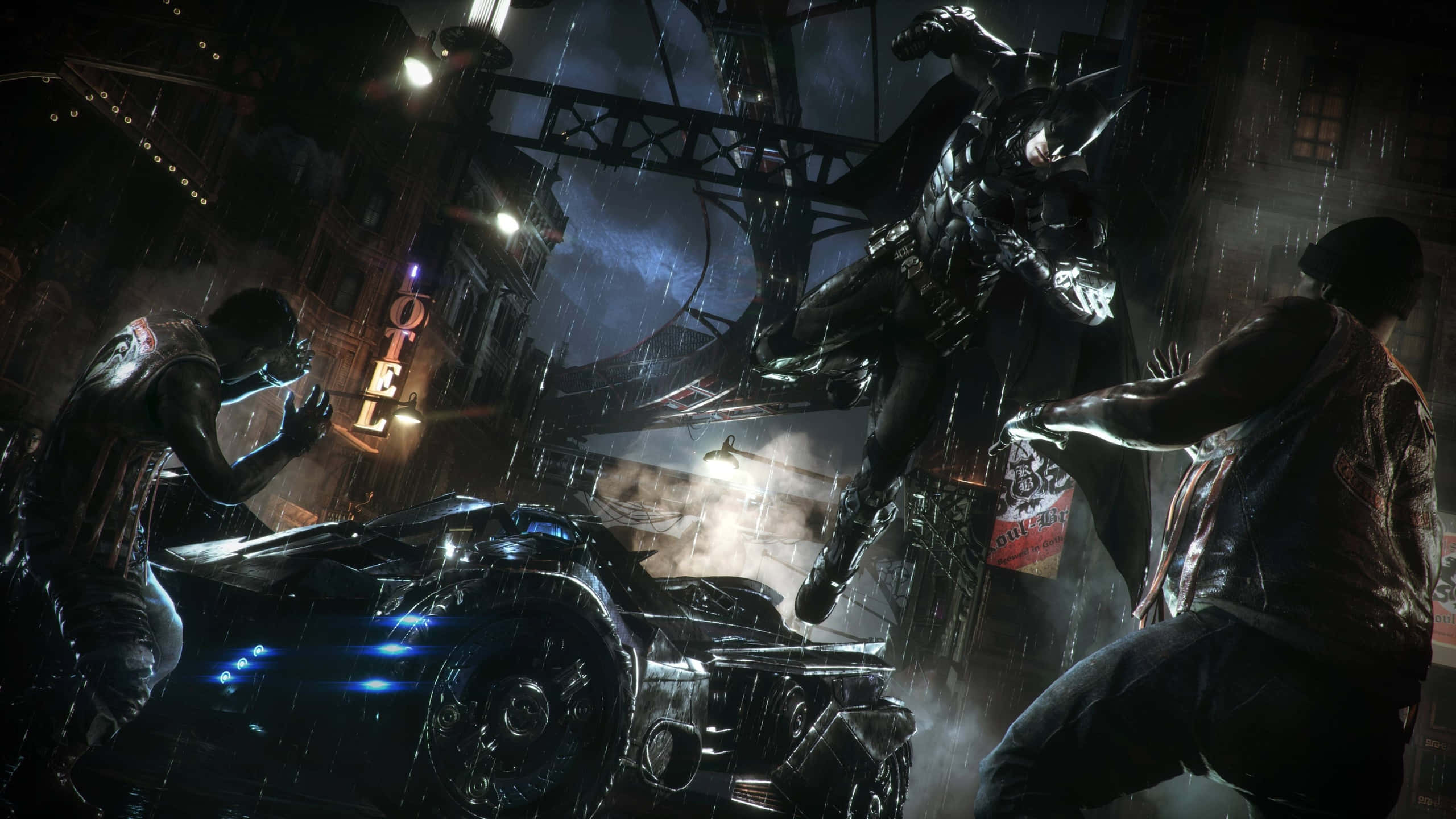 1440p Batman Arkham City 桌布 壁紙 — 蝙蝠俠跳過一輛被雨水淋濕的蝙蝠車，而兩名敵人準備在夜間霓虹燈照亮的哥譚小巷中攻擊。