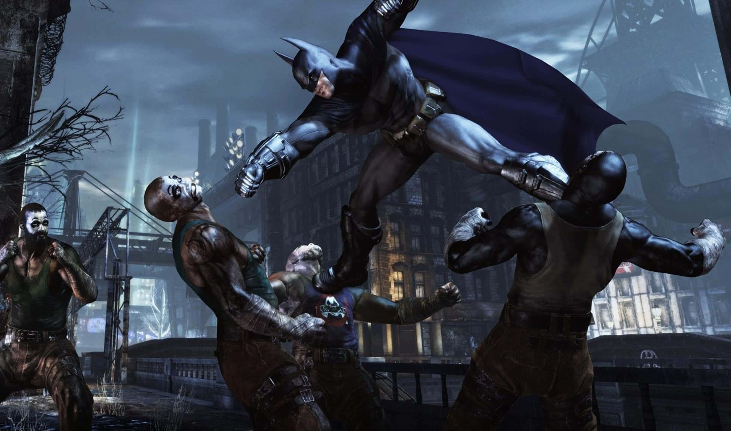 2440x1440 Batman Arkham City 桌布 壁紙 — 蝙蝠俠跳過骯髒的城市小巷，擊打多名暴徒，呈現動態的夜間戰鬥場景。