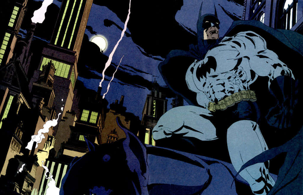 Batman The Long Halloween 桌布 壁紙 — 蝙蝠俠蹲伏在一座建築物頂上，月光照耀的天空下，閃電擊中高譚市高聳的摩天大樓上方。