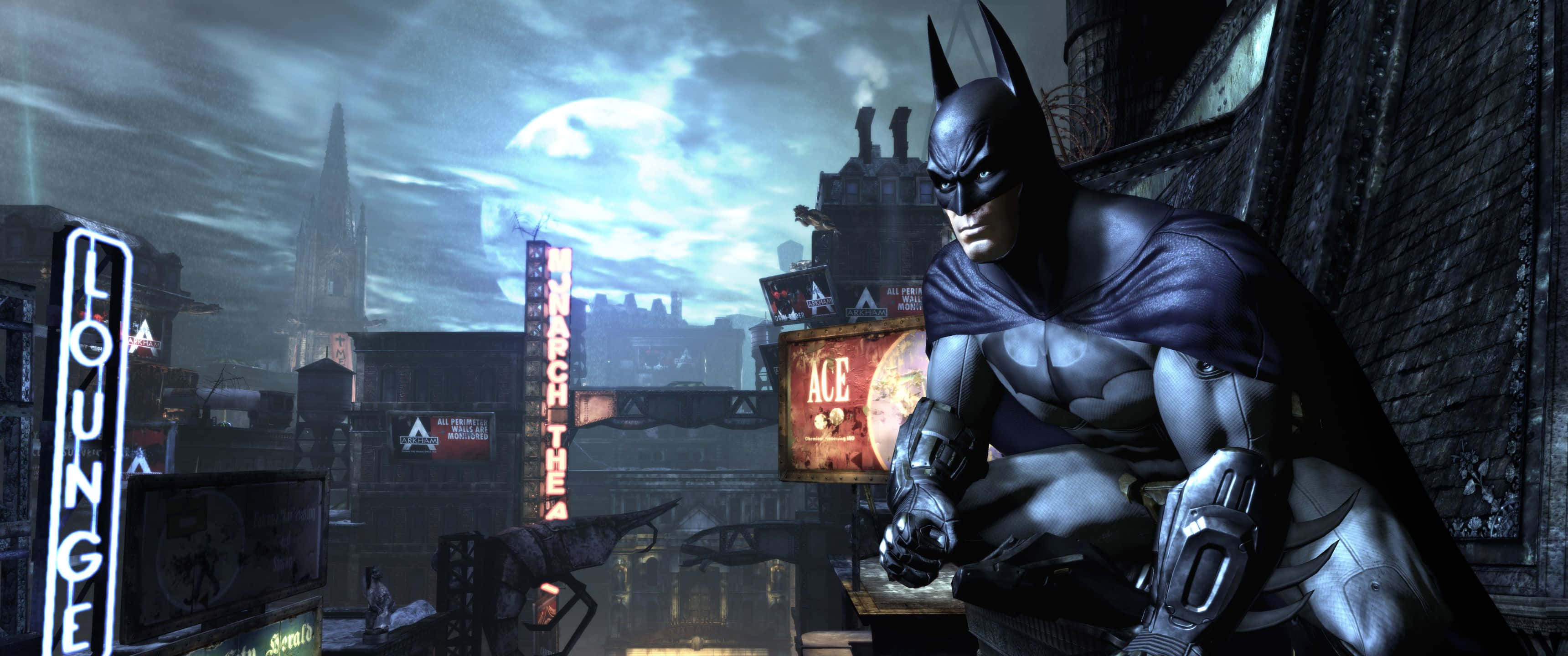 3440x1440p Batman Arkham City 桌布 壁紙 — 蝙蝠俠蹲在屋頂上，俯瞰滿月下霓虹燈閃爍的高譚市景觀。