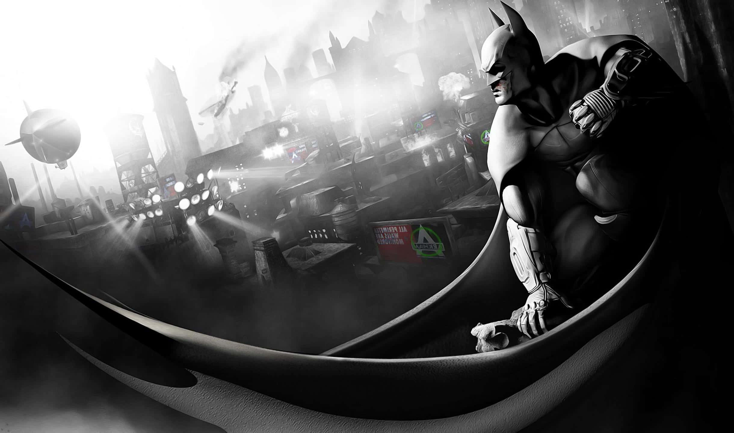 2440x1440 Batman Arkham City 桌布 壁紙 — 蝙蝠俠蹲在彎曲的邊緣上，俯瞰著明亮天空下煙霧瀰漫、 gritty 的城市景觀。