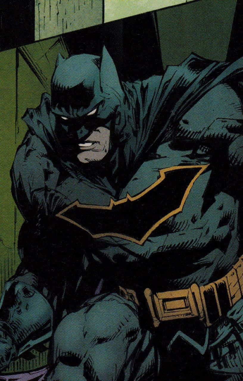 Batman Reborn 桌布 壁紙 — 蝙蝠俠蹲在昏暗的城市小巷中，身穿標誌性的黑色斗篷和黃色蝙蝠標誌。