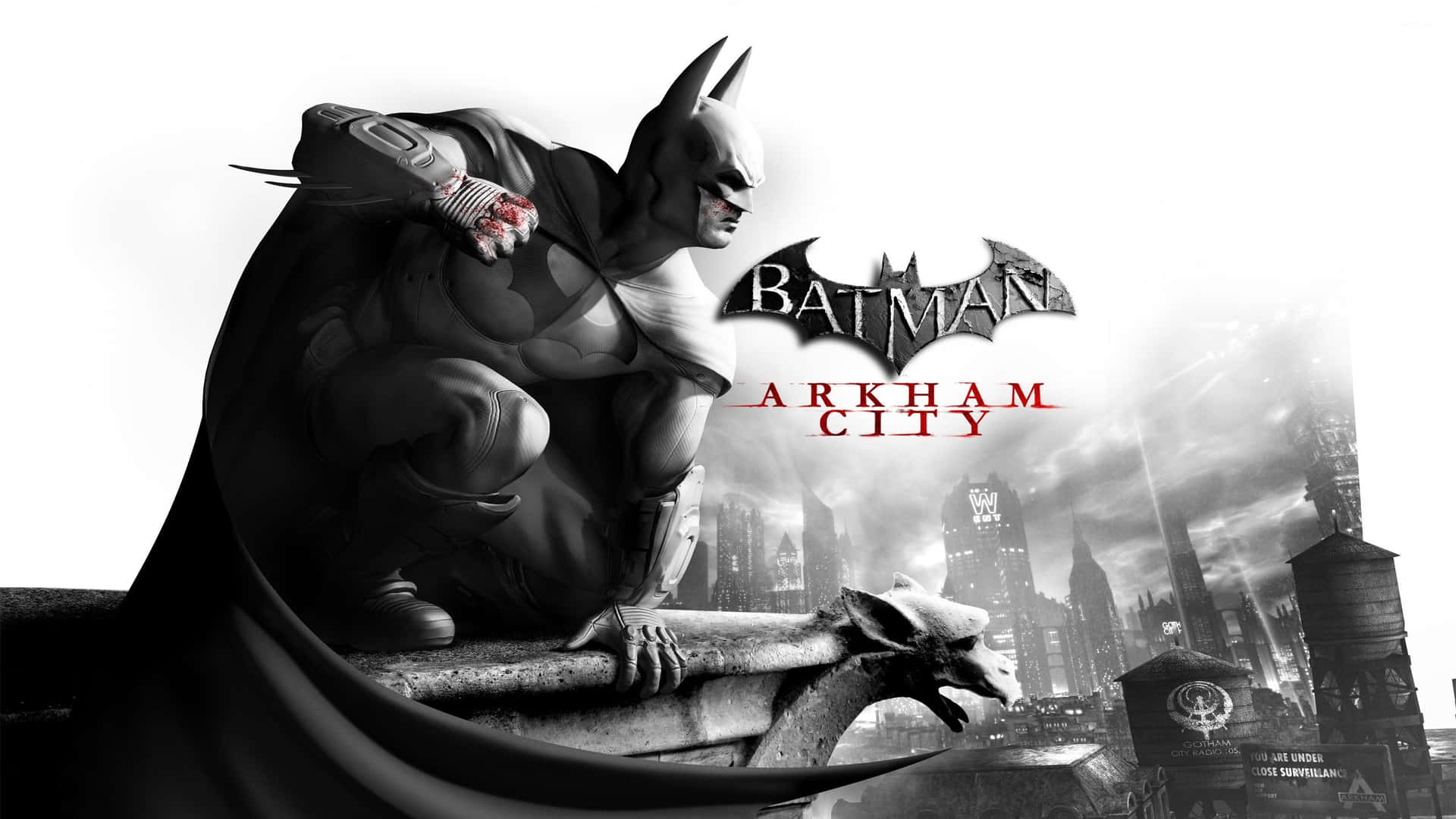 Arkham City 桌布 壁紙 — 蝙蝠俠蹲在滴水獸上，俯瞰阿卡漢城陰沉的天際線，戴著沾血的手套，籠罩在黑暗陰鬱的氣氛中。
