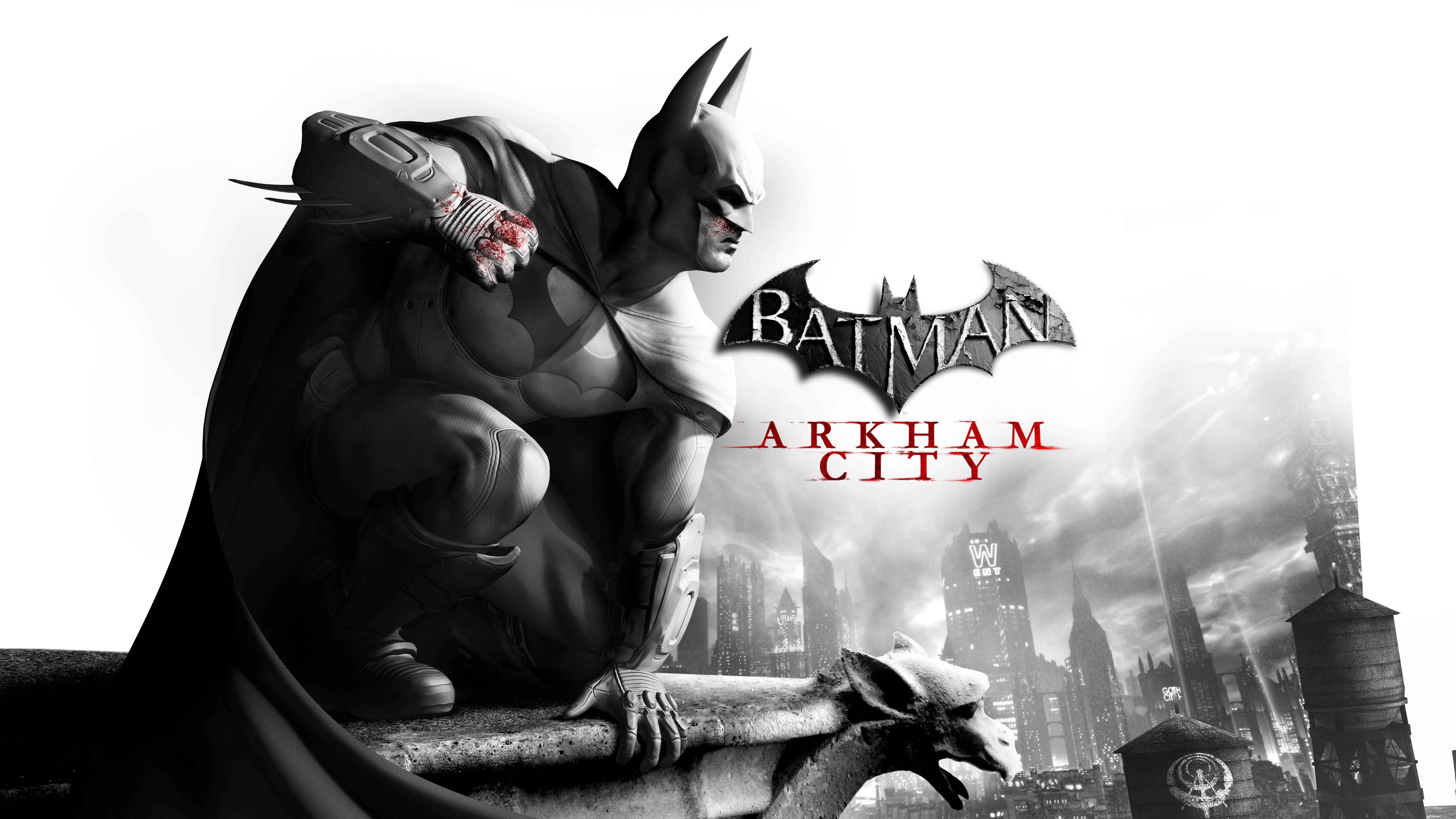 Batman Arkham City 桌布 壁紙 — 蝙蝠俠蹲在石像鬼上，俯瞰著 gritty 的單色高譚市天際線，帶有紅色標題文字。