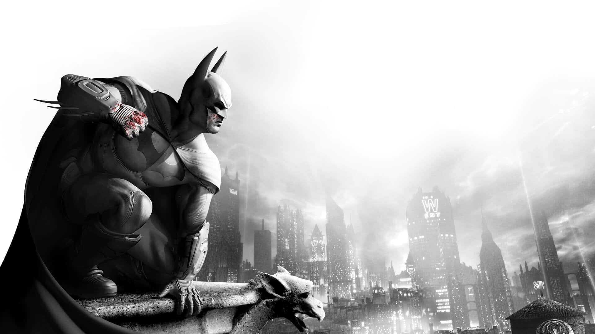 Batman Arkham City 桌布 壁紙 — 蝙蝠俠蹲在石像鬼上，俯瞰著暴風雨天空下單色的哥譚市天際線。