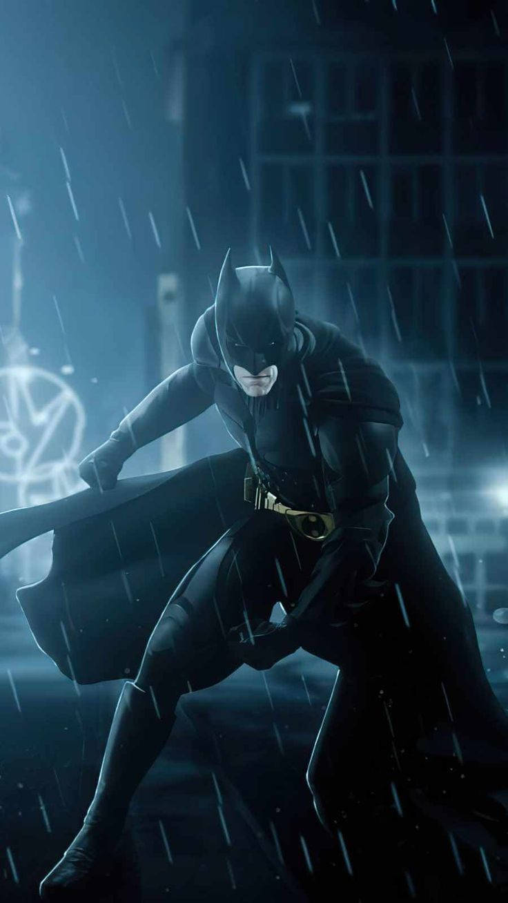 batman arkham city iPhone 桌布 壁紙 — 蝙蝠俠蹲在霓虹燈下濕透的都市小巷中，披風飄揚。