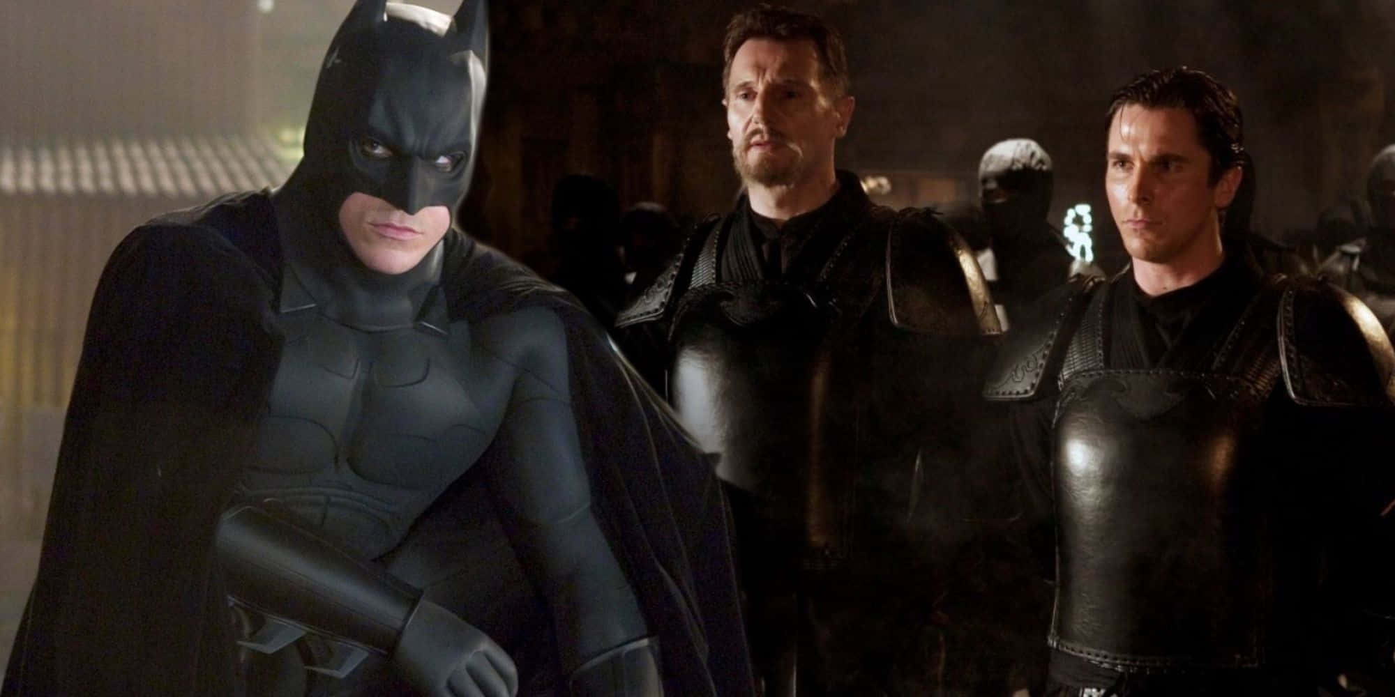 Batman Begins 桌布 壁紙 — 蝙蝠俠身穿暗色盔甲，在煙霧瀰漫、骯髒的城市小巷中，夜間由兩名裝甲盟友陪同，堅定地站立。