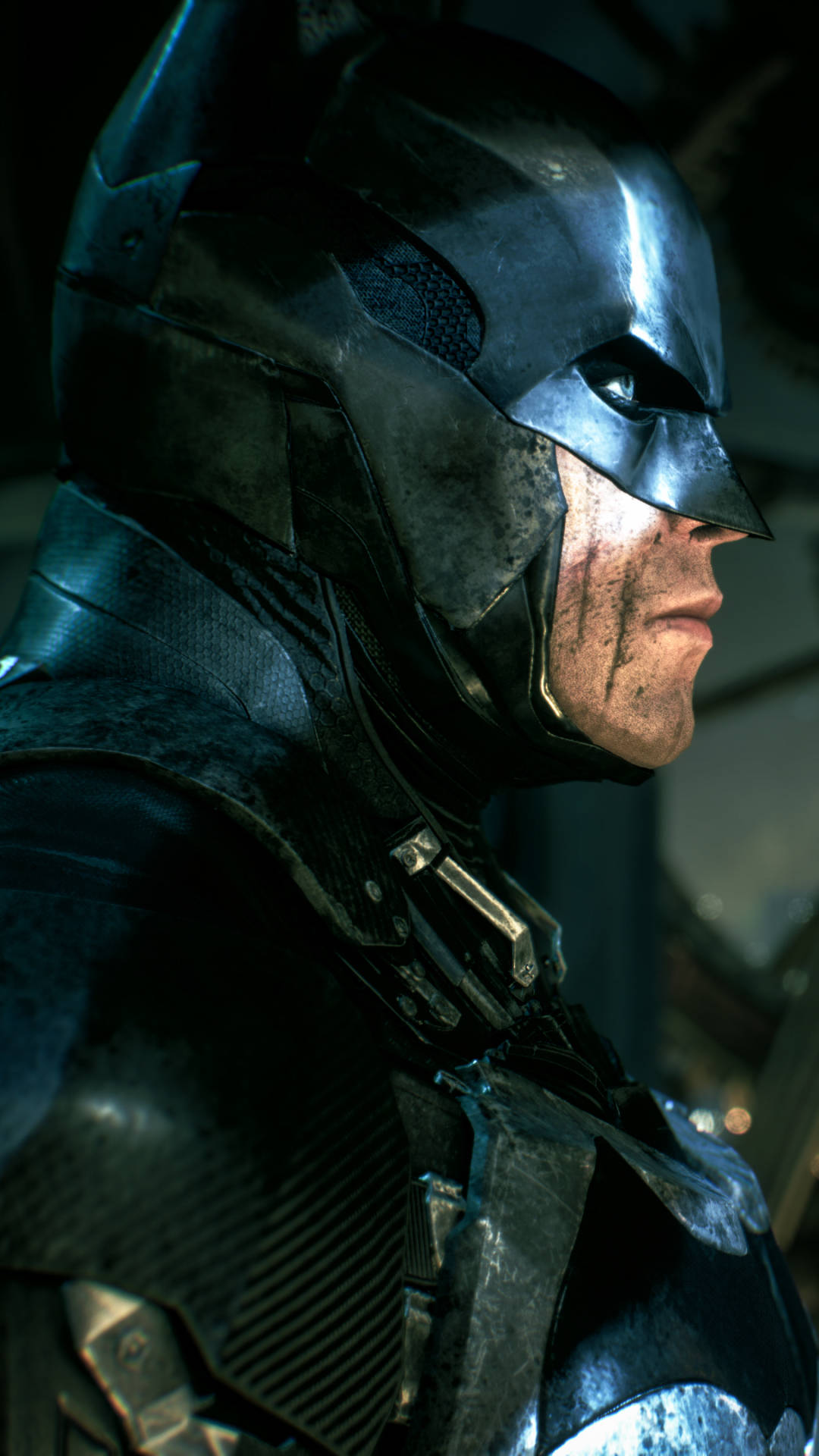 Arkham 桌布 壁紙 — 蝙蝠俠身穿深色裝甲服，頭戴風化頭盔，在昏暗環境中展現堅定表情的特寫。