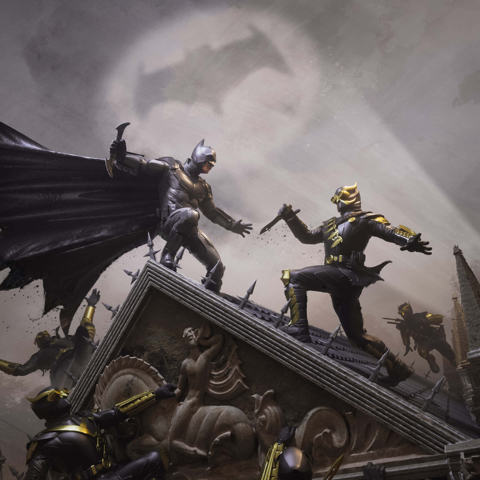 The Court Of Owls 桌布 壁紙 — 蝙蝠俠身穿裝甲服，在暴風雨天空下於崩塌建築物頂端對抗金色面具的敵人。