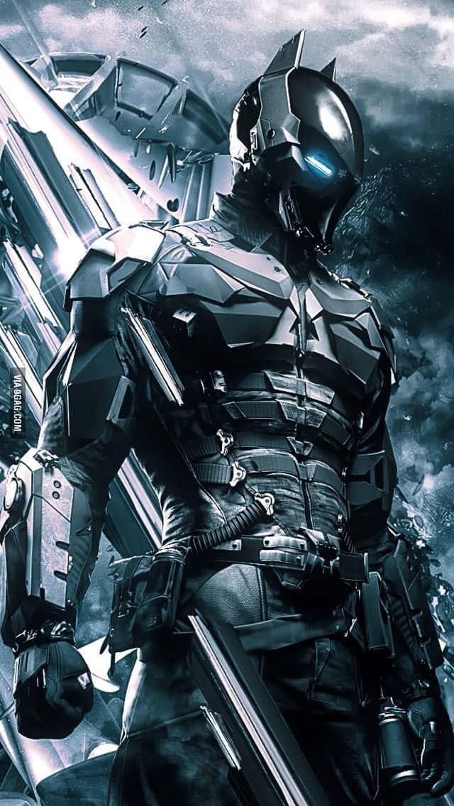 Batman Knightfall 桌布 壁紙 — 蝙蝠俠身穿裝甲服，帶著發光的眼睛和未來武器，挑釁地站在暴風雨的天空下。