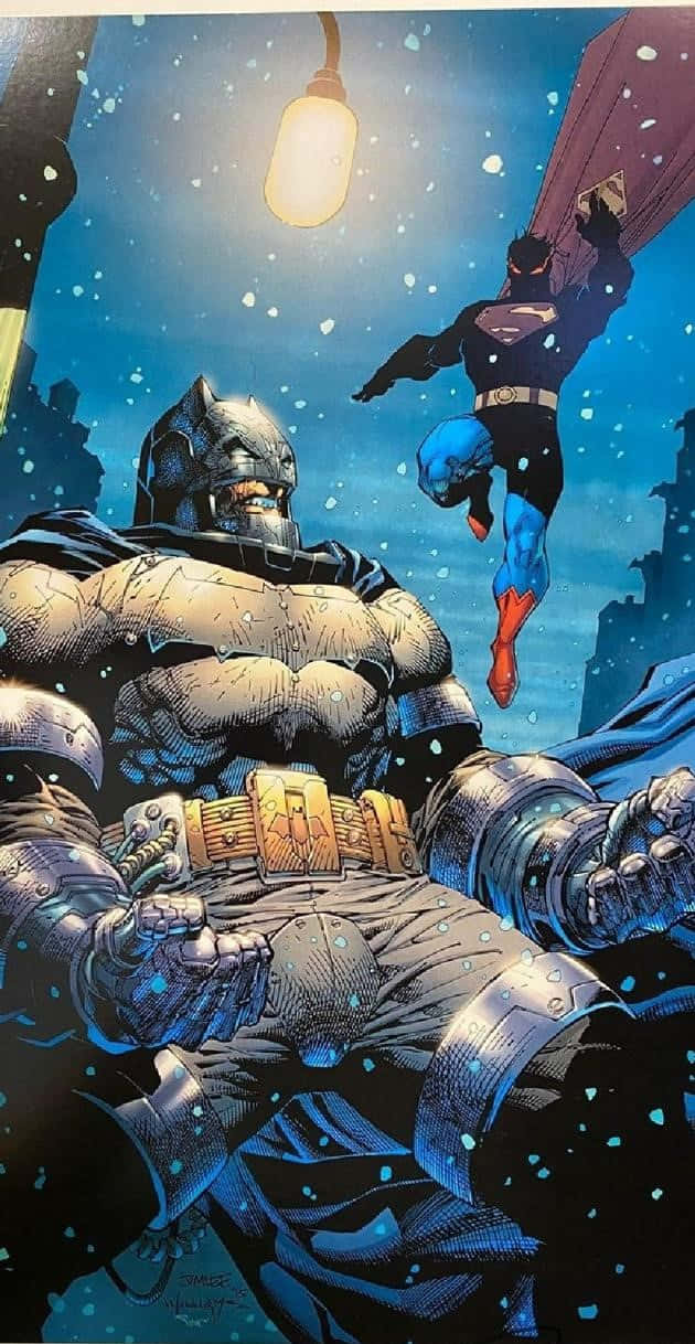 Batman The Dark Knight Returns 桌布 壁紙 — 蝙蝠俠身穿裝甲服在積雪的高譚市夜晚，在發光街燈下與空中超人對峙。
