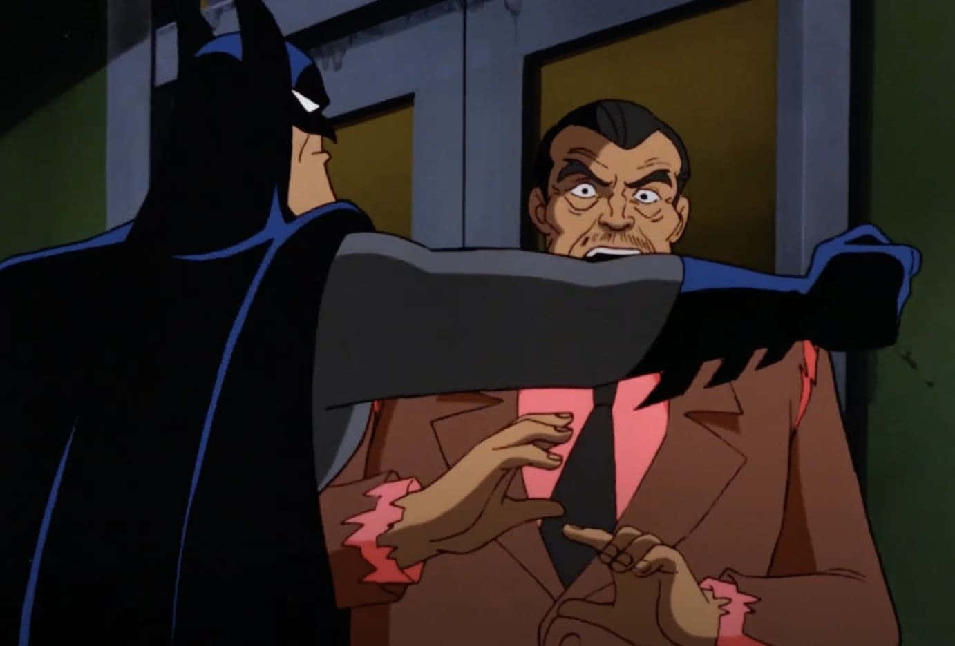 Batman Animated Adventures 桌布 壁紙 — 蝙蝠俠身穿黑色斗篷，在昏暗的走廊中掐住一名驚恐男子的喉嚨。