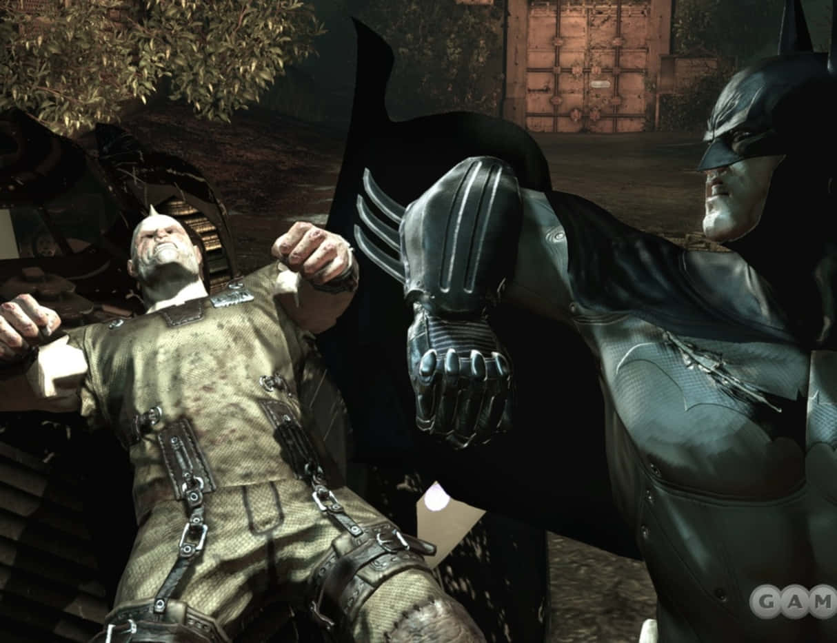 Arkham Asylum 桌布 壁紙 — 蝙蝠俠身穿黑色盔甲，在夜晚的工業小巷中，居高臨下地俯視一個灰白頭髮的男人。