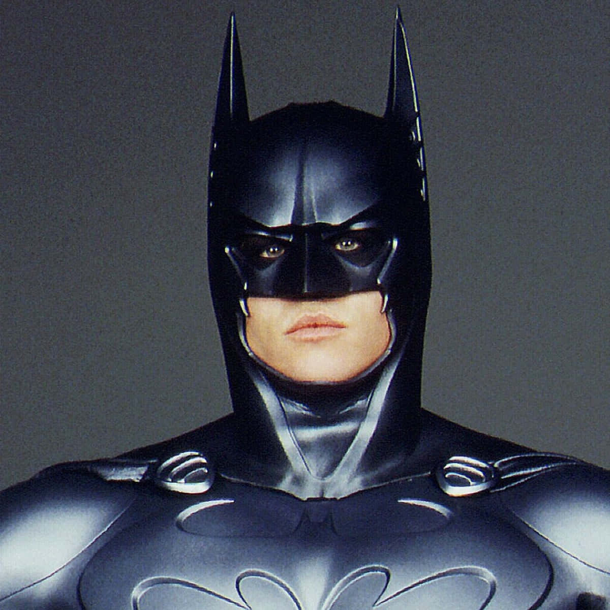 Bat-suit 桌布 壁紙 — 蝙蝠俠近距離特寫，身穿亮黑色頭罩和裝甲服，背景為純灰色。