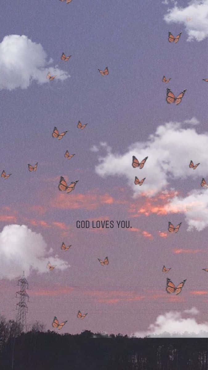 God Loves You 桌布 壁紙 — 蝴蝶在暮色天空中翱翔，粉紅色和紫色的雲朵在黑暗的樹線和無線電塔之上。