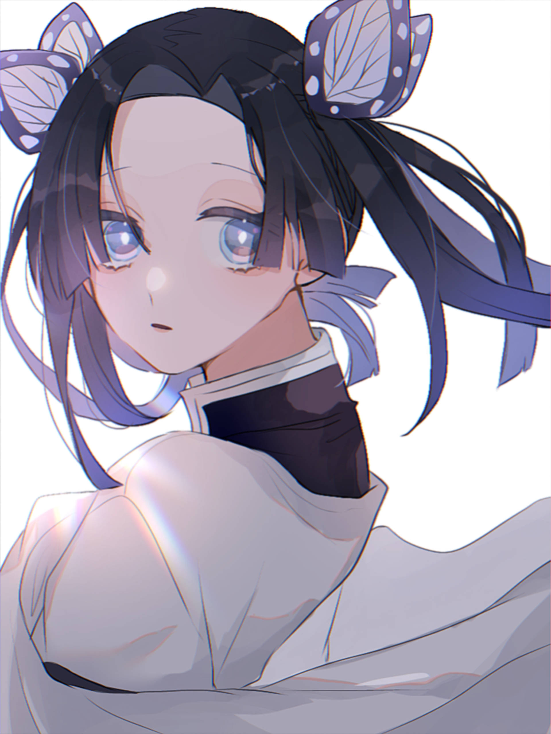 aoi kanzaki 桌布 壁紙 — 蝴蝶髮夾和藍眼睛的動漫女孩在明亮的白色背景前溫柔地凝視。