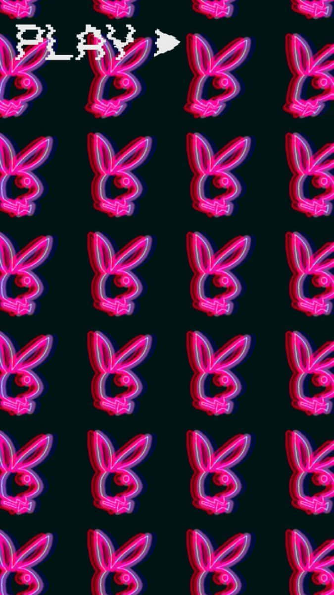 花花公子 桌布 壁紙 — 螢光粉紅色的Playboy兔兔標誌在黑色背景上以網格重複排列，左上角有一個像素化的「PLAY」箭頭。