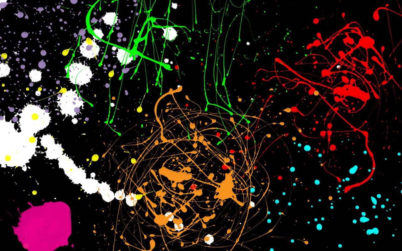Splatter Paint 桌布 壁紙 — 螢光綠、紅、橙、粉紅的鮮豔顏料飛濺，在純黑畫布上爆發出混亂的抽象能量。
