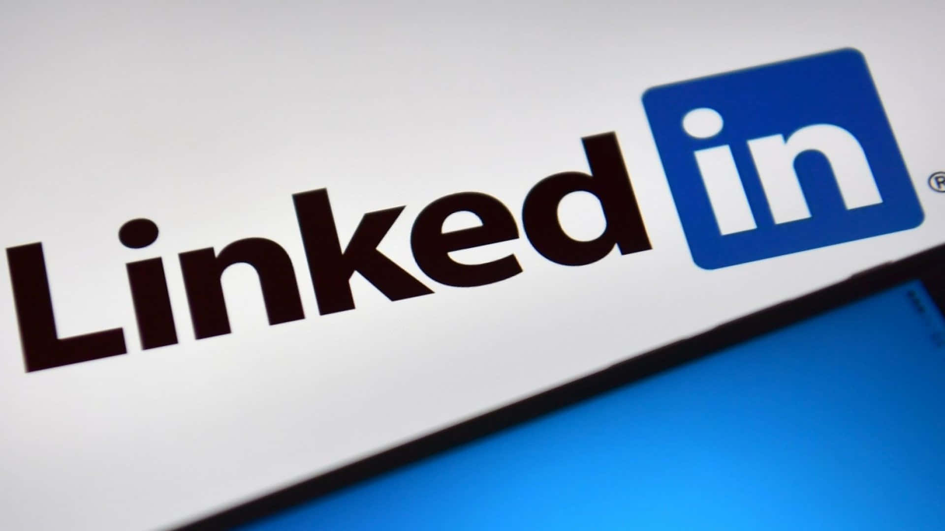領英 桌布 壁紙 — 螢幕上LinkedIn標誌的特寫，背景為藍色漸變。