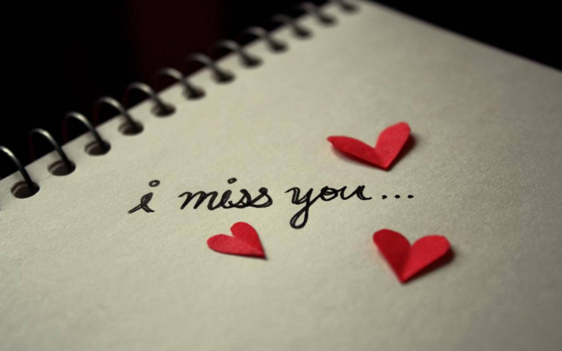 我想你 桌布 壁紙 — 螺旋筆記本的近照，奶油色紙上寫有手寫文字 i miss you 和三個紅色紙心。