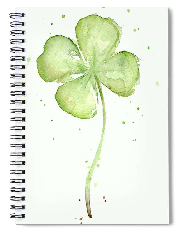 Four Leaf Clover 桌布 壁紙 — 螺旋筆記本頁面上的水彩四葉草，帶有柔和的綠色色調和飛濺的點綴。