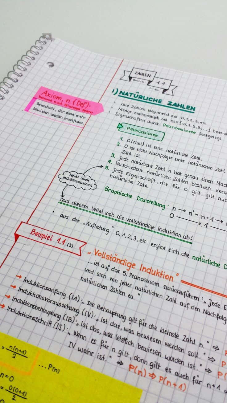 書桌 桌布 壁紙 — 螺旋裝訂筆記本的近距離特寫，裡面充滿了手寫的德文數學筆記，內容關於自然數和歸納法證明。
