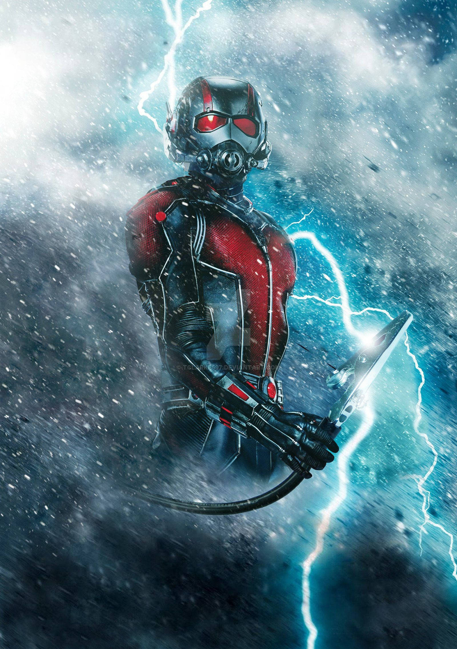 paul rudd 桌布 壁紙 — 蟻人穿著紅黑戰衣，在暴風雨天空中閃電劈啪作響時挑釁地站立。