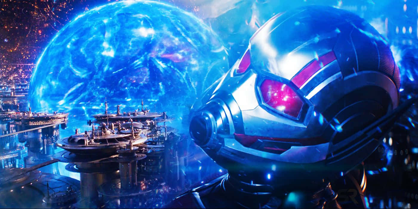 Quantum Realm 桌布 壁紙 — 蟻人頭盔的特寫，粉紅色眼睛在未來城市景觀和旋轉的藍色星球背景下發光。