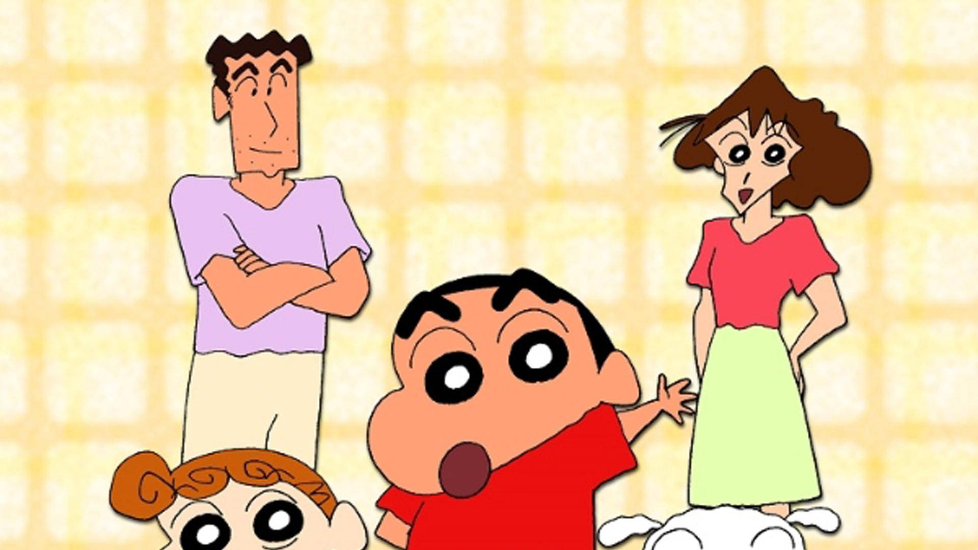 蠟筆小新 桌布 壁紙 — 蠟筆小新和他的家人一起站在一個明亮的卡通場景中，背景是黃色格子圖案。
