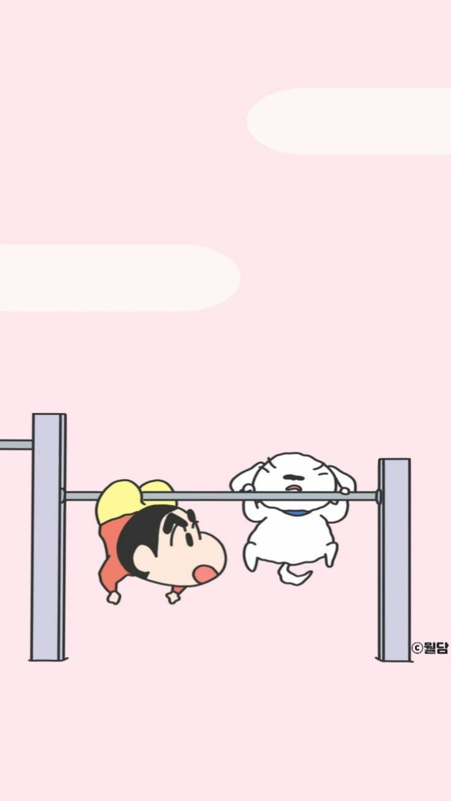 shinchan 桌布 壁紙 — 蠟筆小新和他的狗在槓鈴上對峙，背景是柔和的粉紅色和白色雲朵。