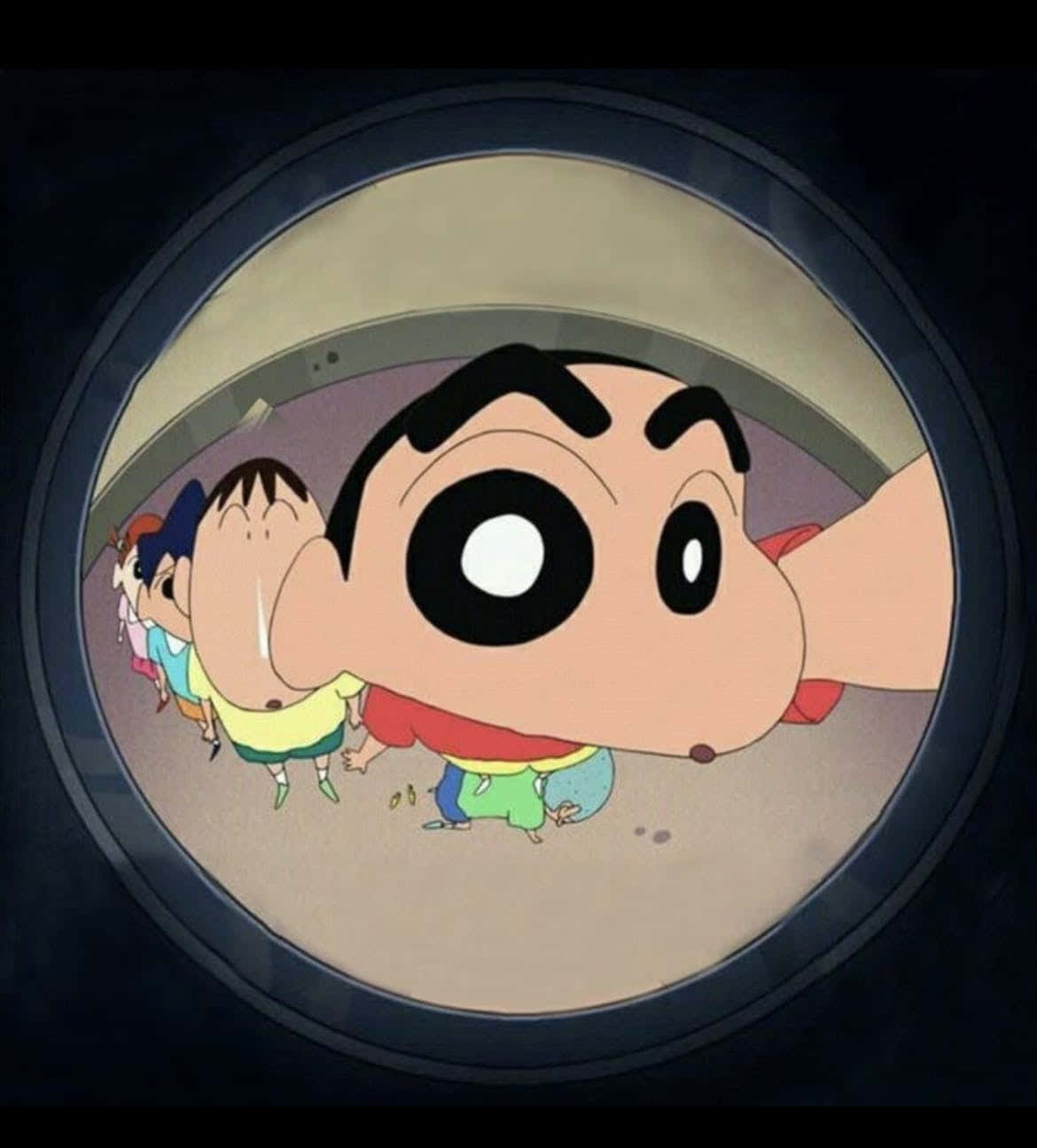 shinchan 桌布 壁紙 — 蠟筆小新和朋友們在黑暗的太空船內部，透過圓形的舷窗，睜大眼睛好奇地窺視。
